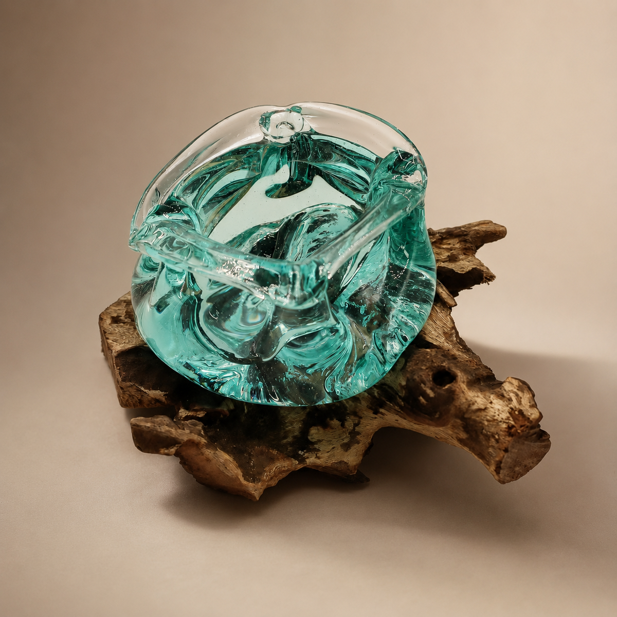 Vue détaillée de la Coupelle Aroa montrant le verre soufflé bleu-vert façonné sur le bois Gamal naturel