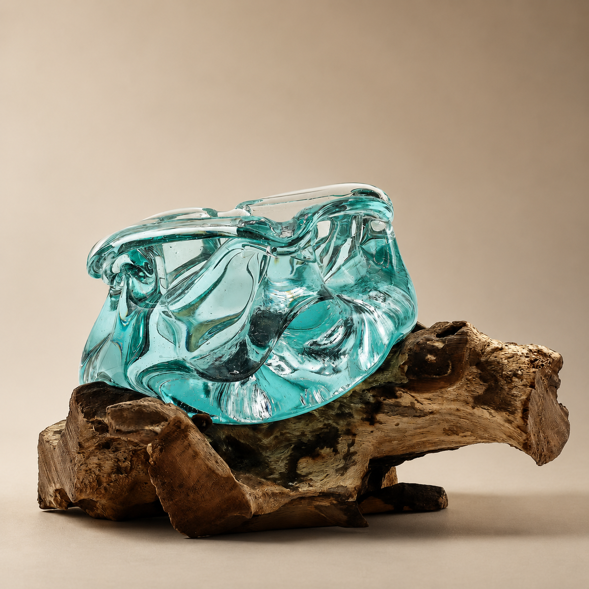 Coupelle Aroa en verre soufflé bleu-vert façonné sur une base en bois Gamal naturel