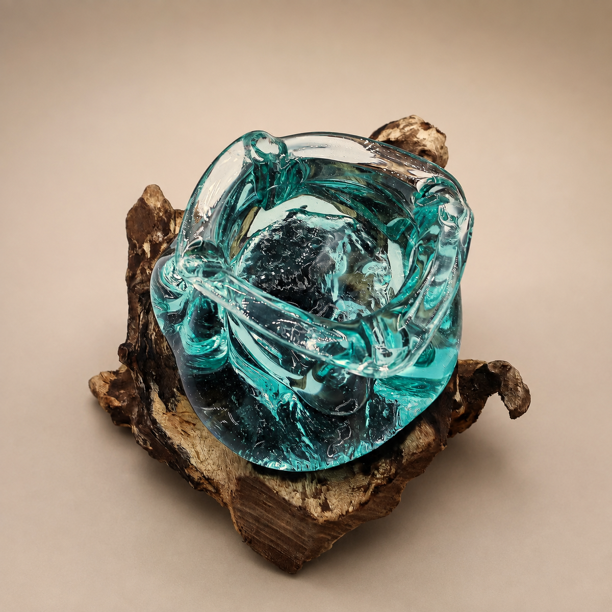 Vue du dessus de la Coupelle Aroa en verre soufflé aux courbes organiques sur bois Gamal