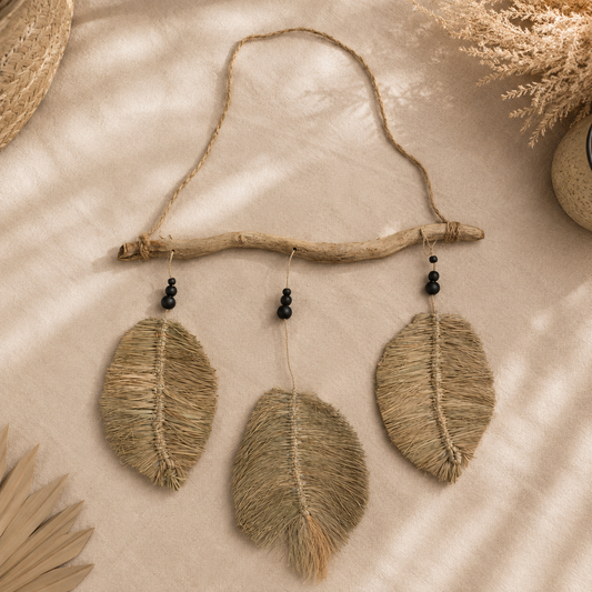 Décoration murale Kaïra en raphia et bois flotté – trio de feuilles
