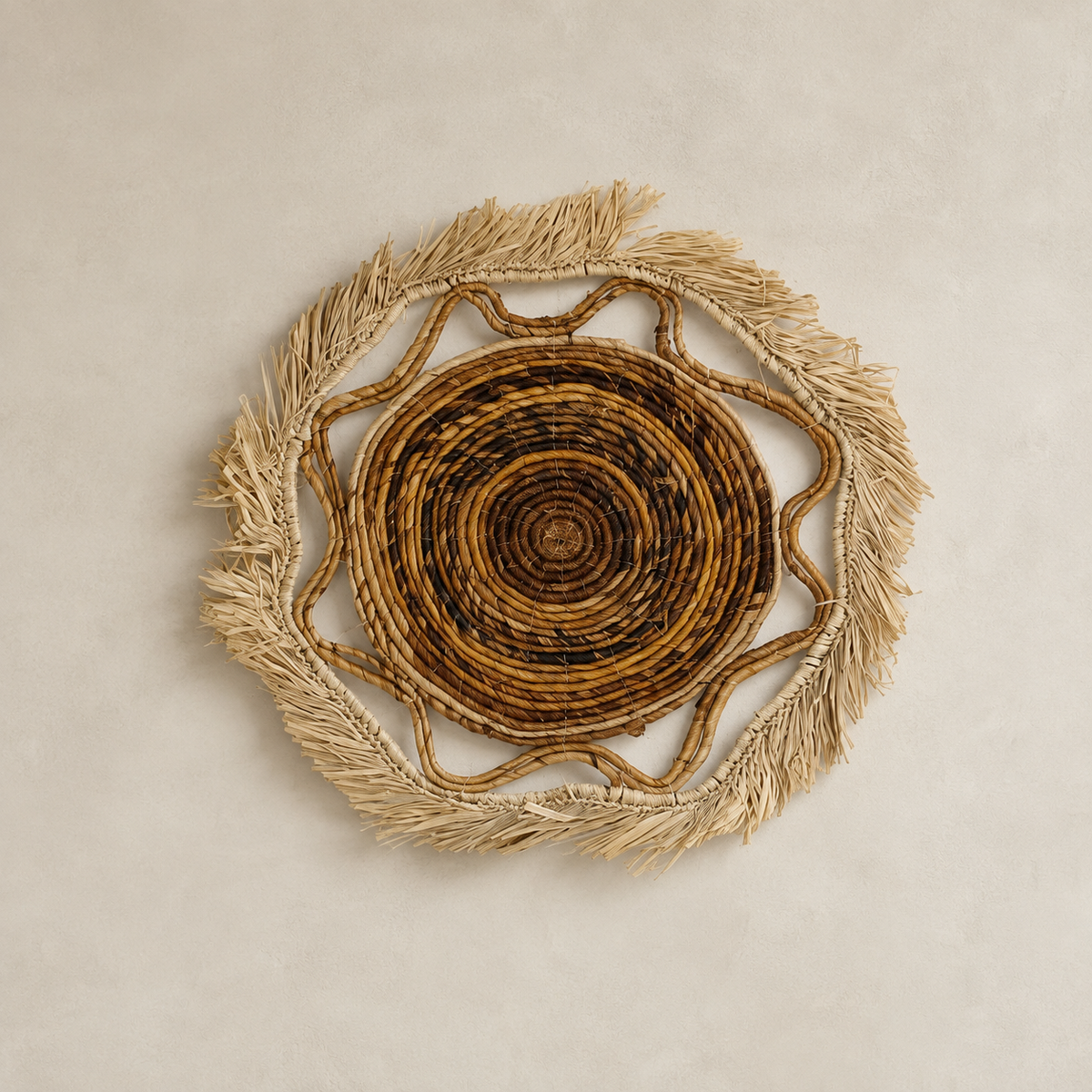 Décoration murale ajourée Kribo en rotin et fibres naturelles diamètre 47 cm