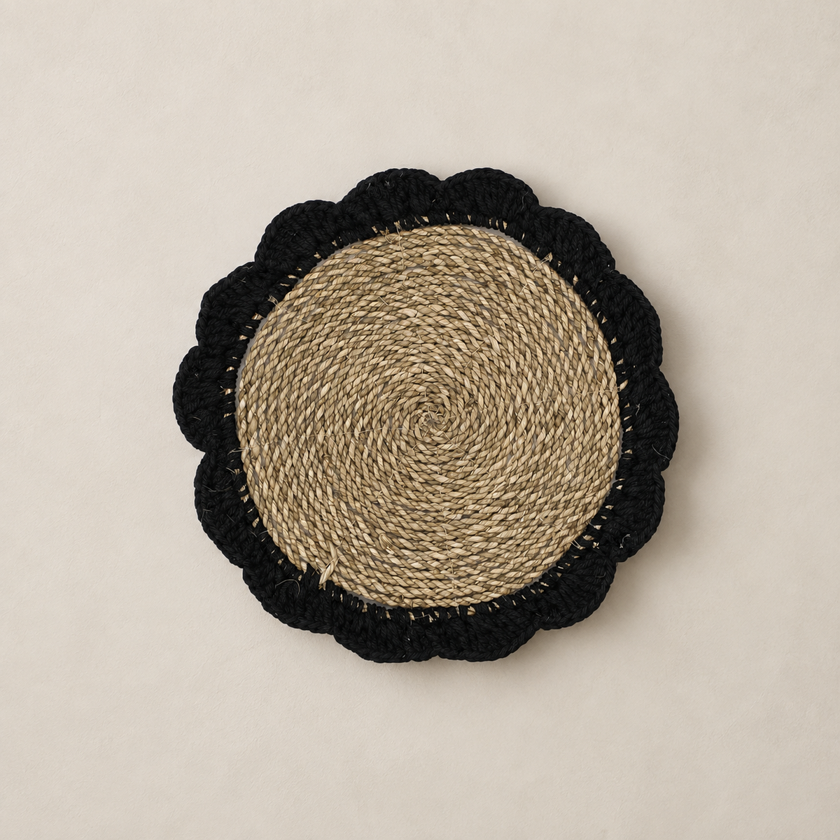 Décoration murale ronde Kribo beige et noire en fibres naturelles diamètre 36 cm