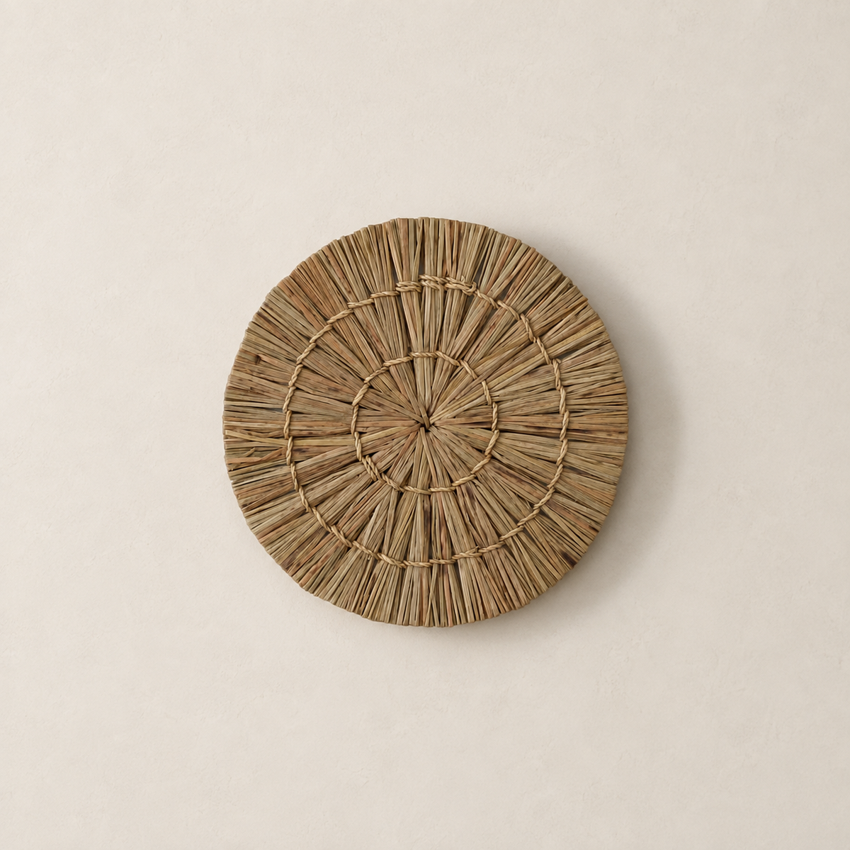 Petite décoration murale ronde Kribo en fibres naturelles diamètre 20 cm