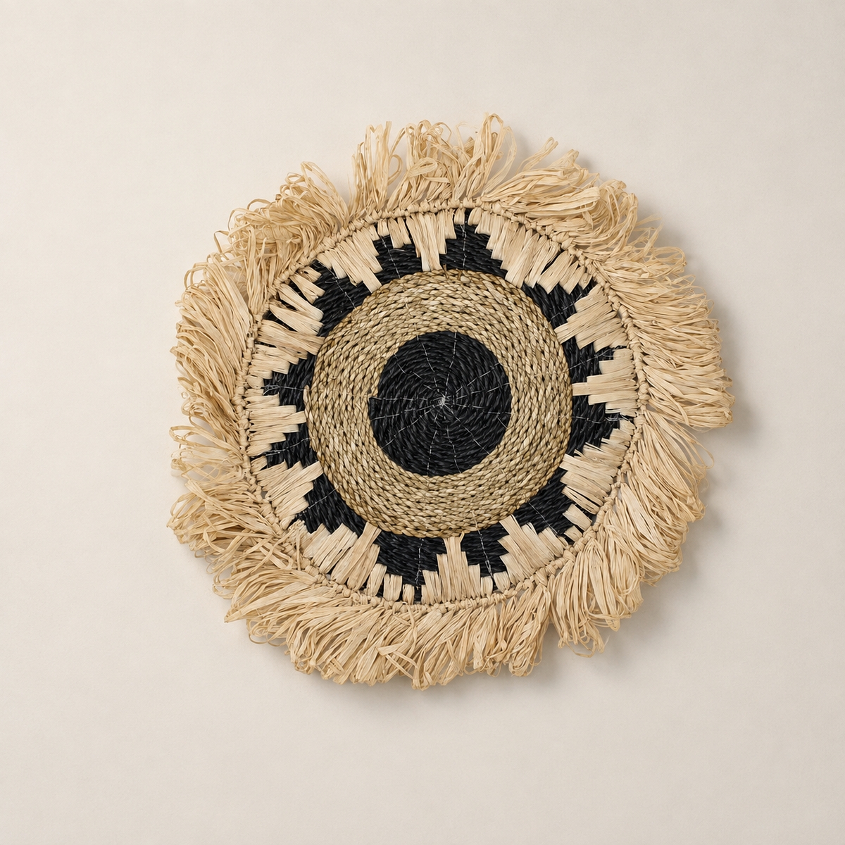Décoration murale Kribo noire et naturelle avec franges diamètre 44 cm