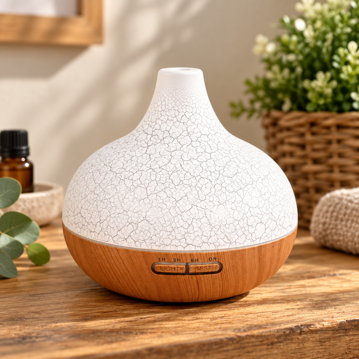 Diffuseur d’ambiance Caléa Santorini blanc effet craquelé et base effet bois, présenté dans un intérieur chaleureux