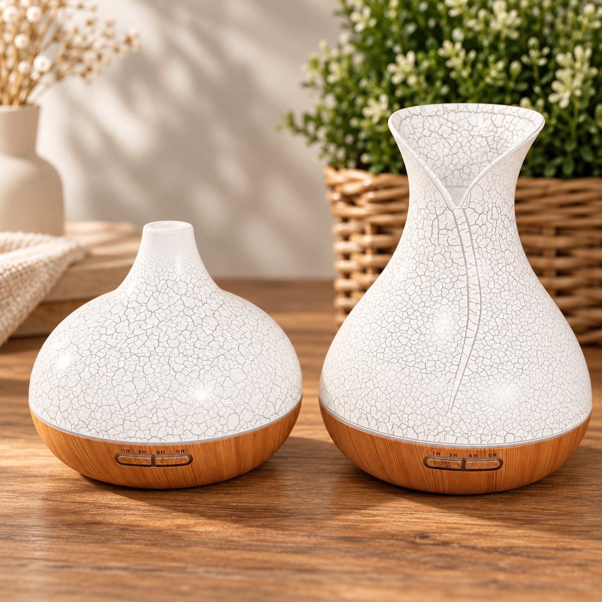 Diffuseurs d’ambiance Caléa Palma et Santorini présentés ensemble dans un décor naturel.