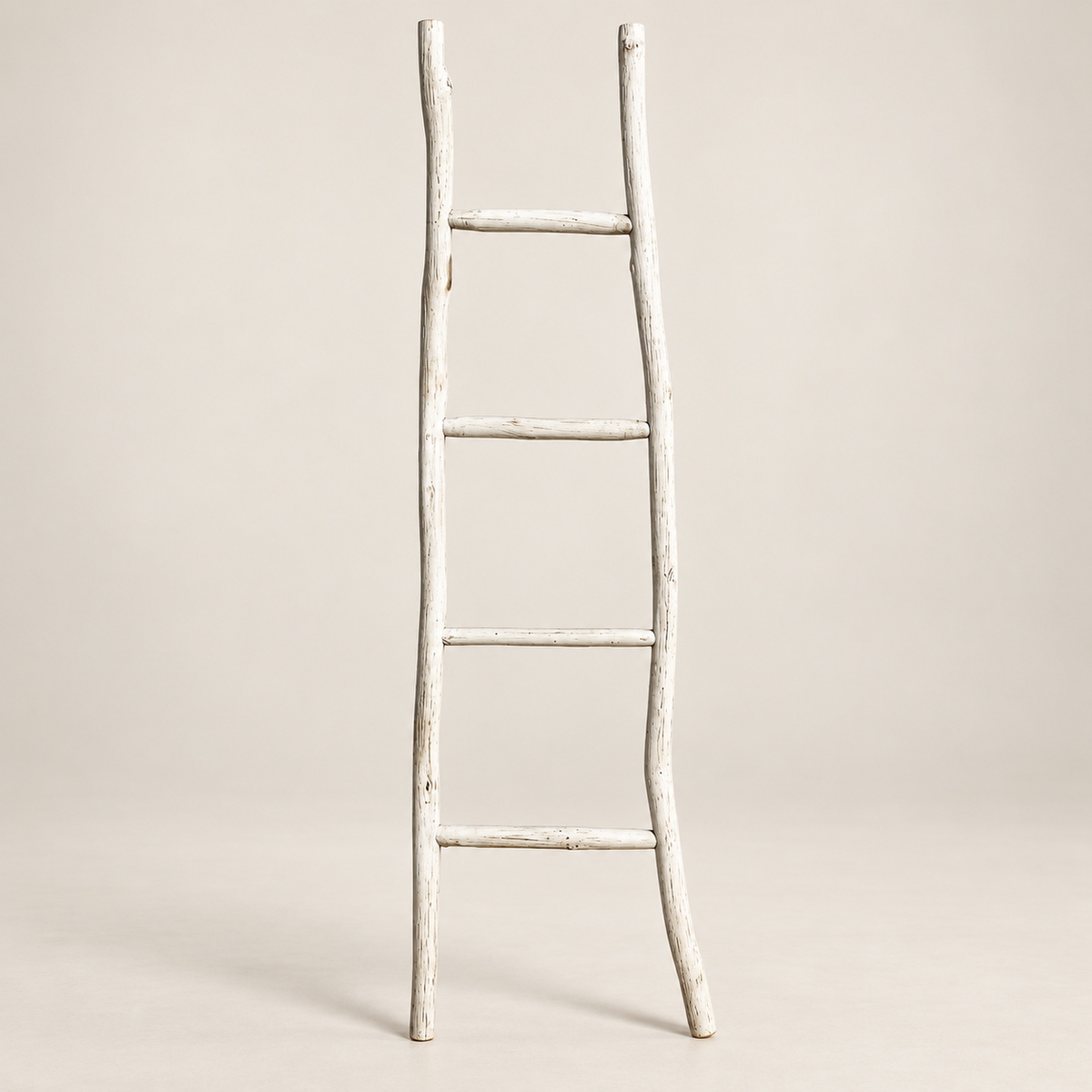 Vue entière de l’échelle décorative Neris blanc patiné à quatre barreaux