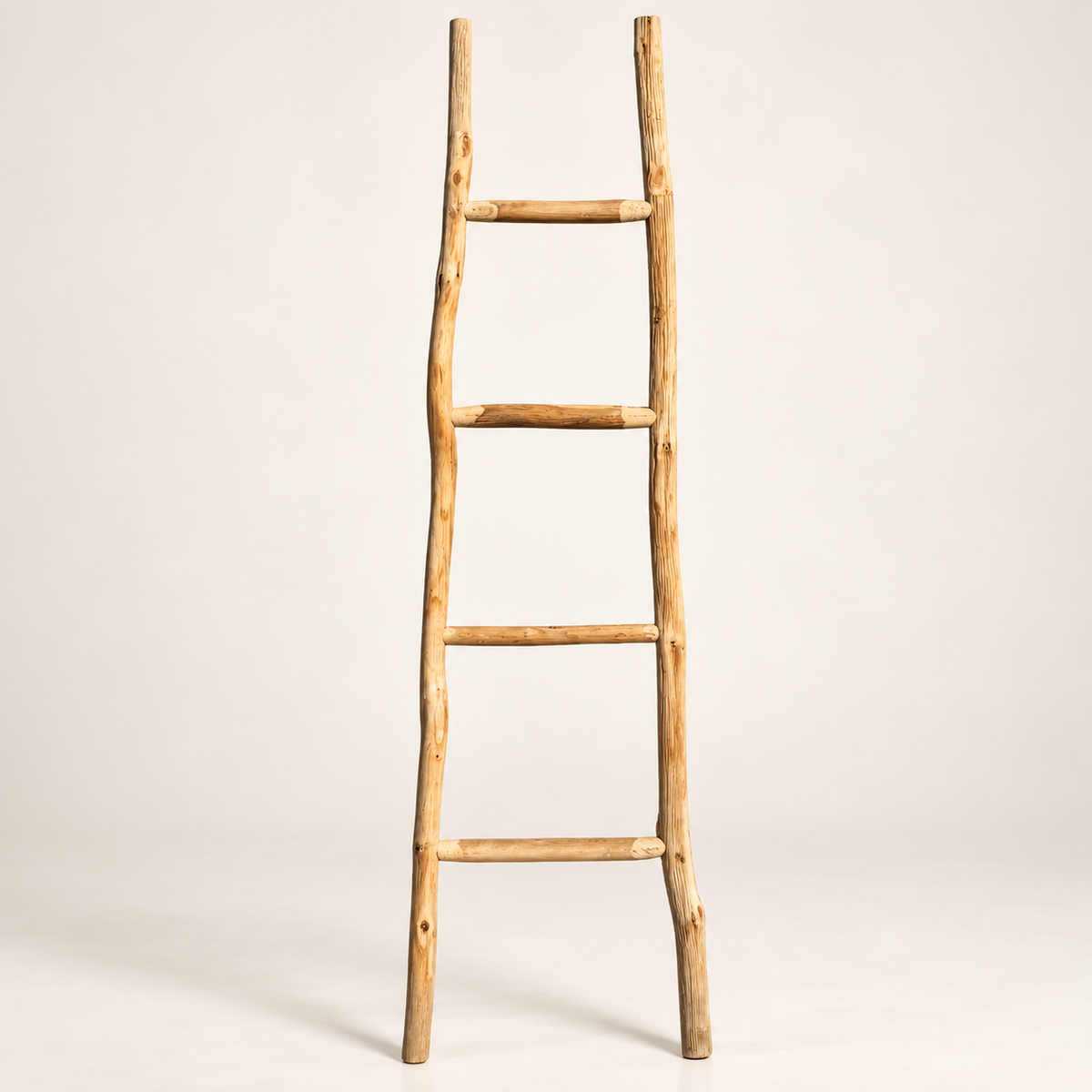 Vue de face de l’échelle décorative Neris en bois naturel