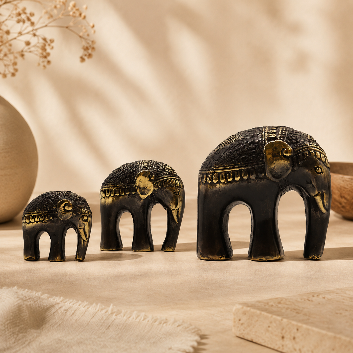 Trio d’éléphants décoratifs Amara en laiton noir et doré de trois tailles