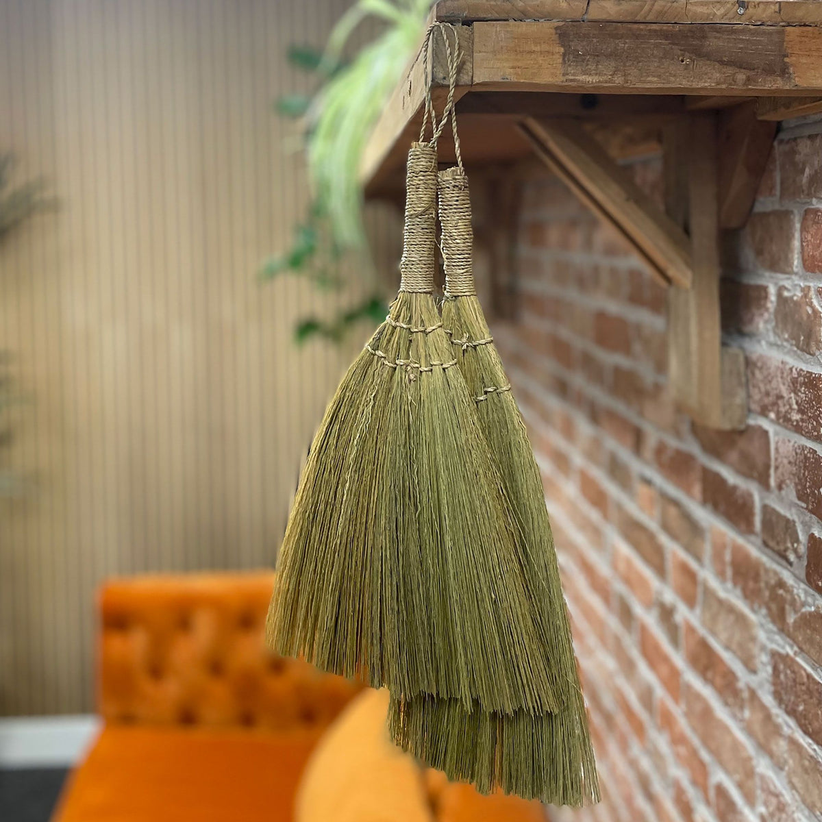 Éventail Nayra en fibres naturelles suspendu dans un intérieur chaleureux.