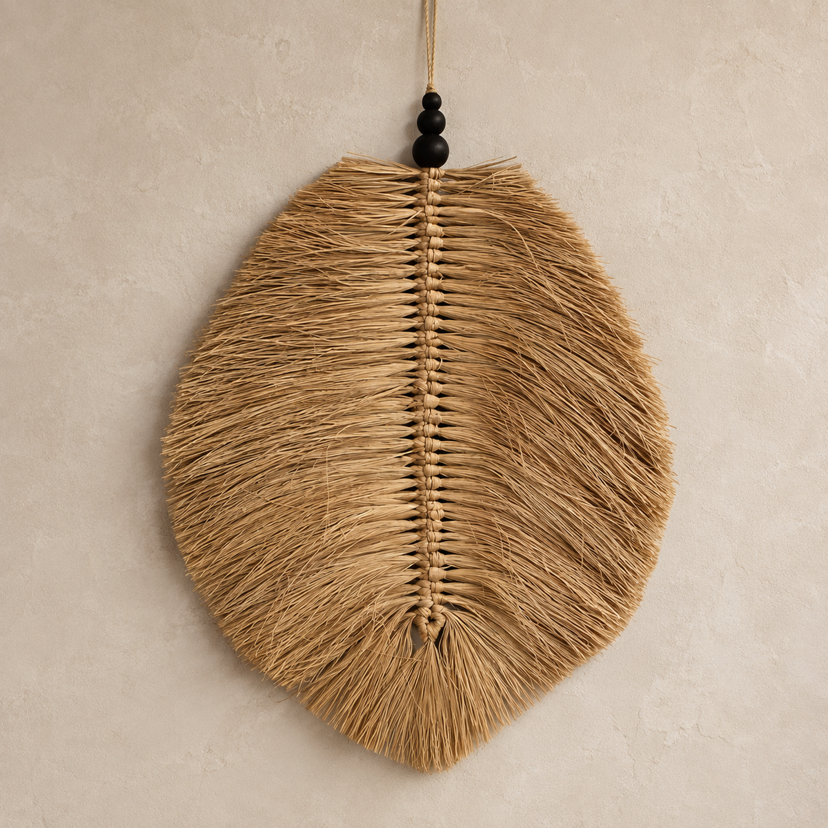 Feuille décorative murale Aïna en raphia naturel avec perles en bois, vue de face