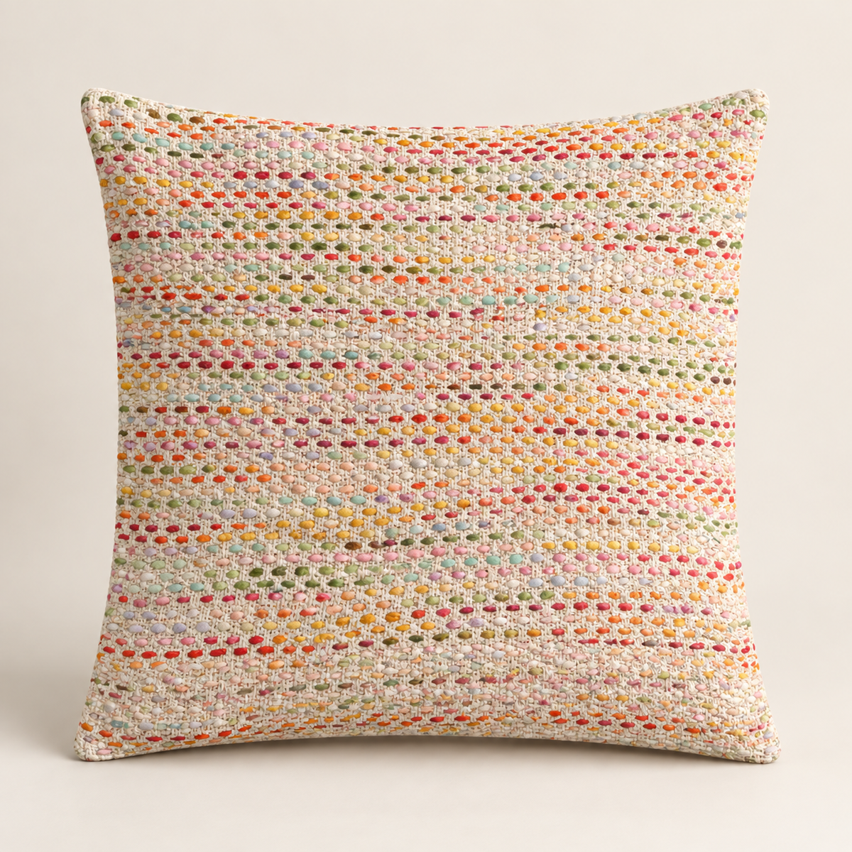 Housse de coussin Naëlya 45 × 45 cm écrue au tissage texturé ponctué de touches multicolores.