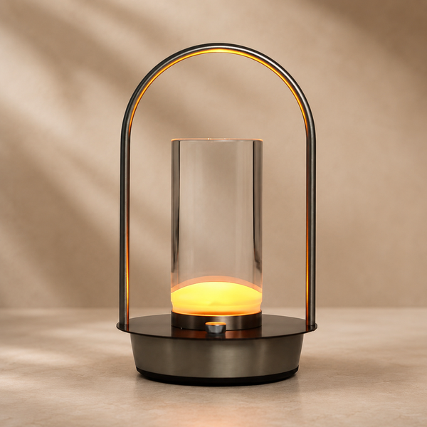 Lampe Noma Crystal allumée sur fond beige, avec éclairage LED chaleureux et structure métallique arquée.