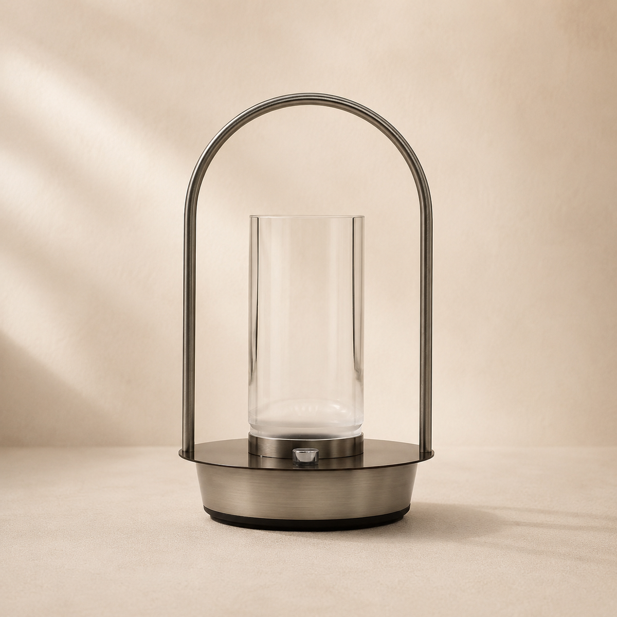 Lampe Noma Crystal éteinte sur fond beige, mettant en valeur sa structure métallique et son diffuseur transparent.
