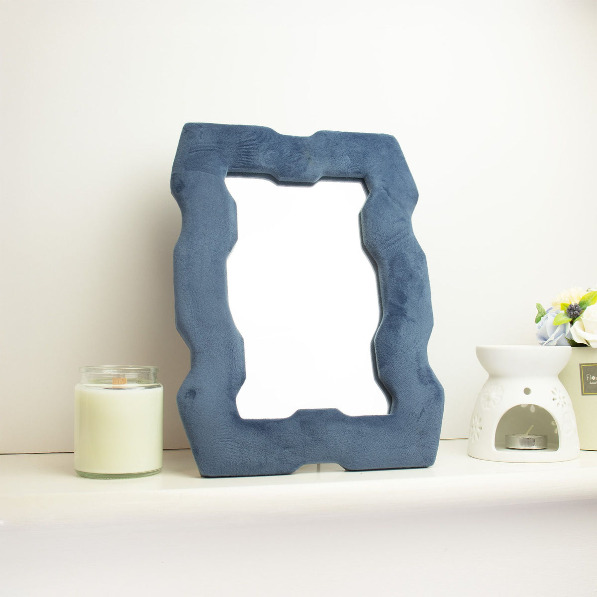 Miroir Alma Bleu azur posé sur un meuble dans une décoration claire et chaleureuse