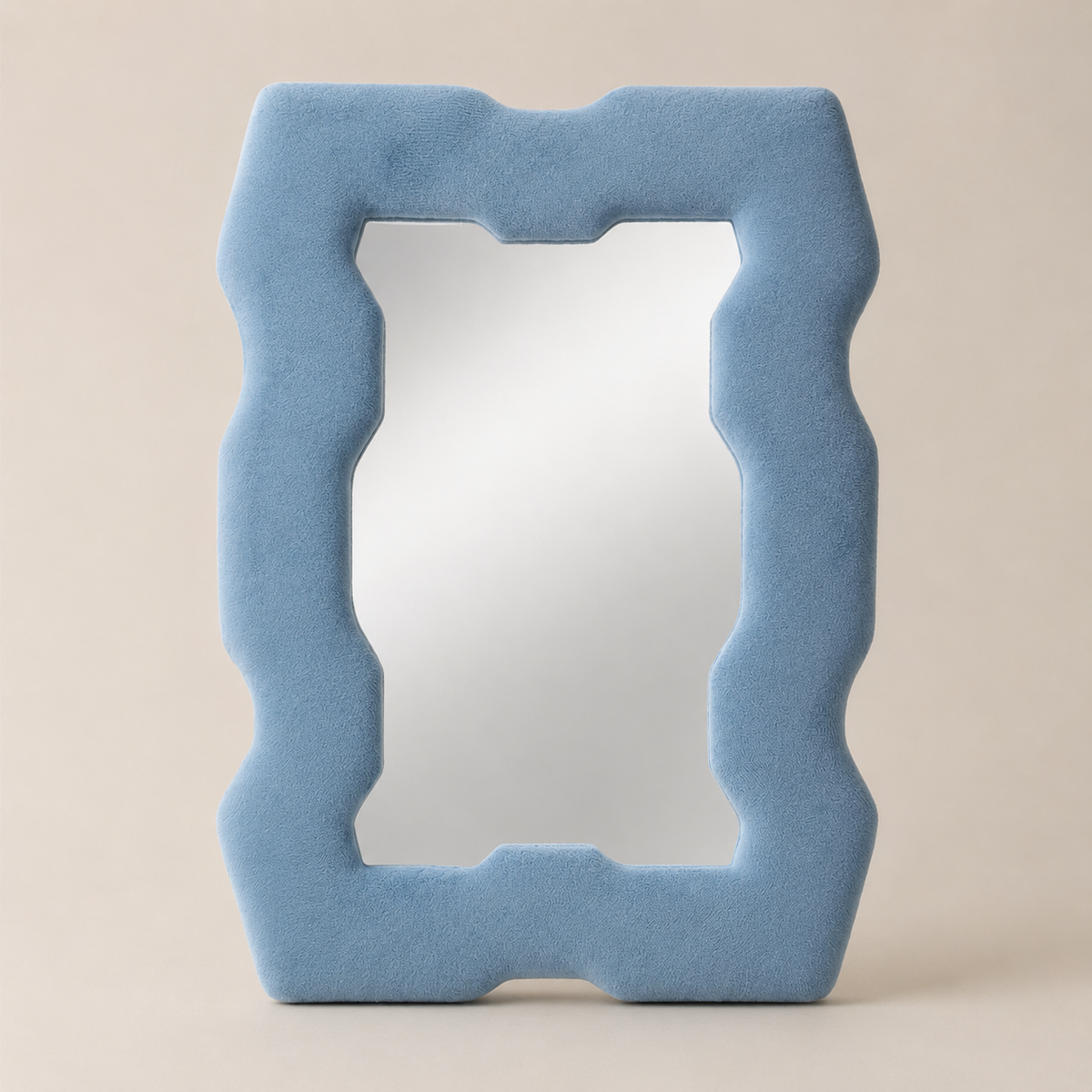 Miroir Alma Bleu azur aux contours graphiques avec cadre rembourré en velours