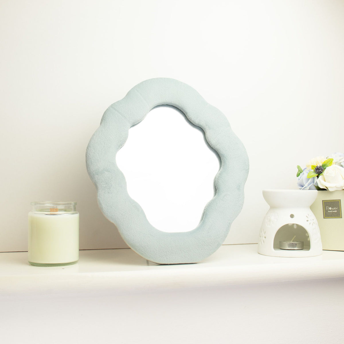 Miroir Alma Céladon posé sur un meuble dans une décoration claire et chaleureuse
