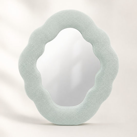 Miroir Alma Céladon aux contours organiques avec cadre rembourré en velours