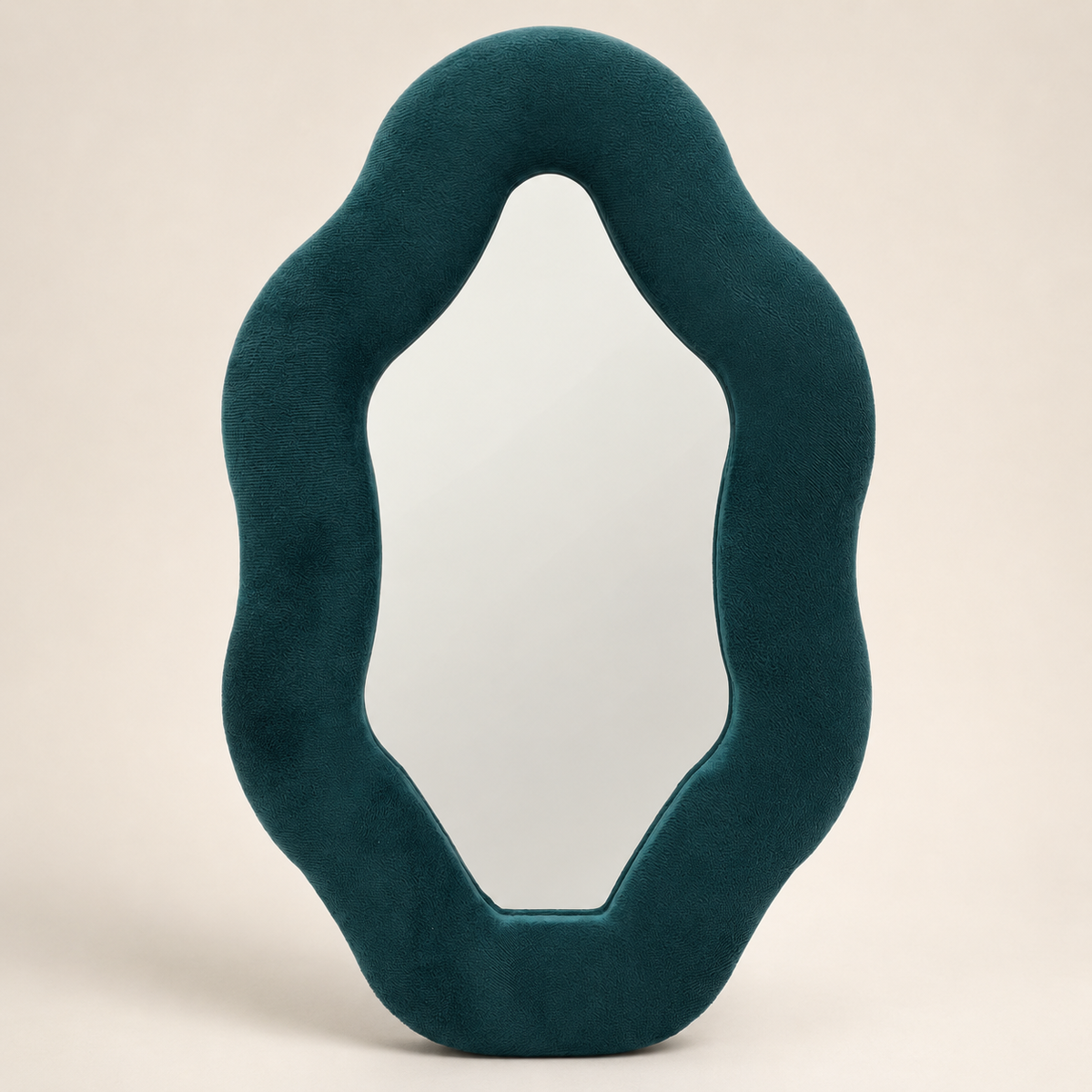 Miroir Alma Émeraude aux contours organiques avec cadre rembourré en velours