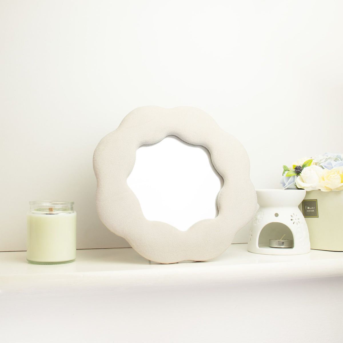 Miroir Alma Ivoire posé sur un meuble dans une décoration claire aux tons naturels