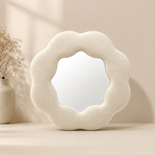 Miroir Alma Ivoire aux contours organiques avec cadre rembourré en velours