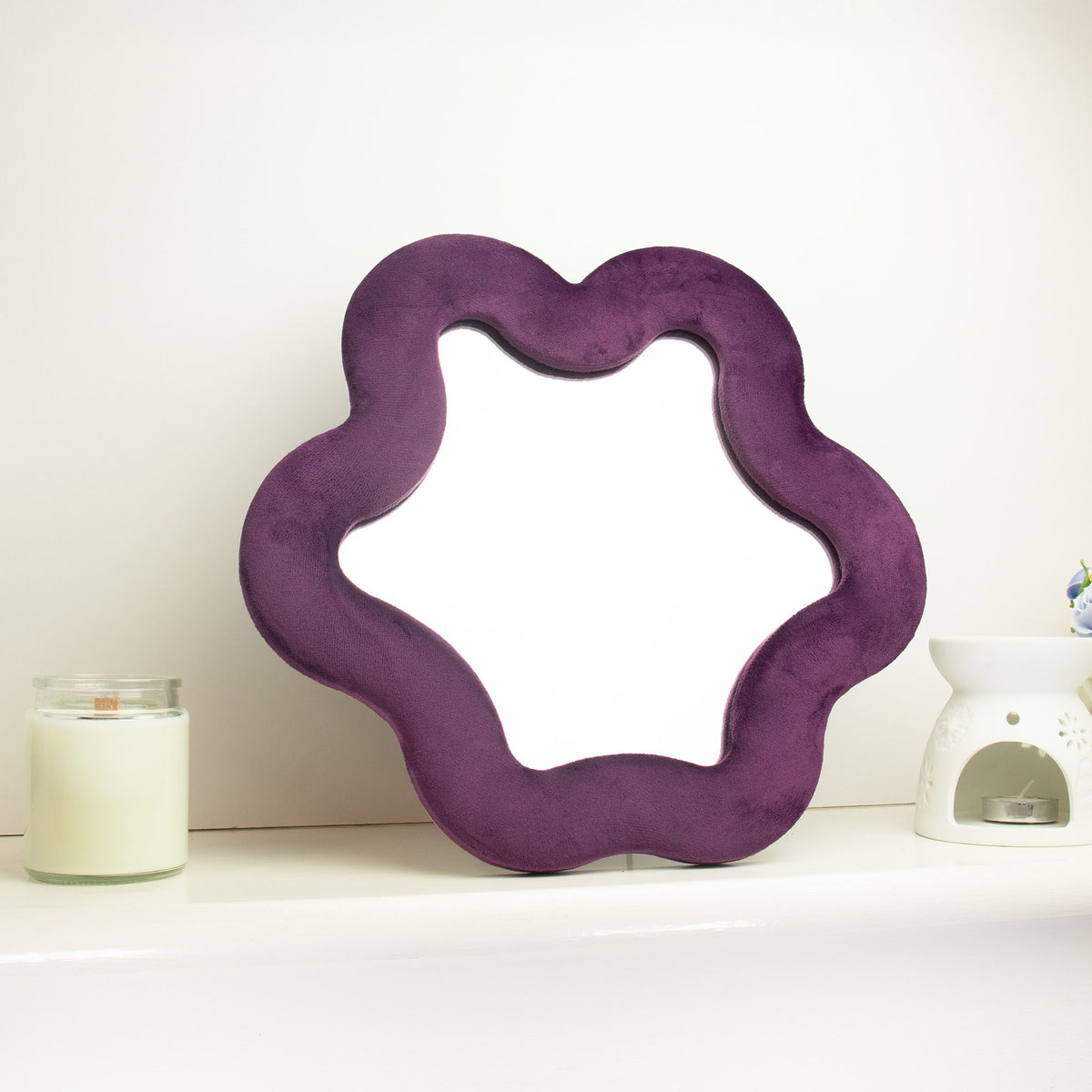 Miroir Alma prune présenté sur un meuble dans une décoration aux tons naturels
