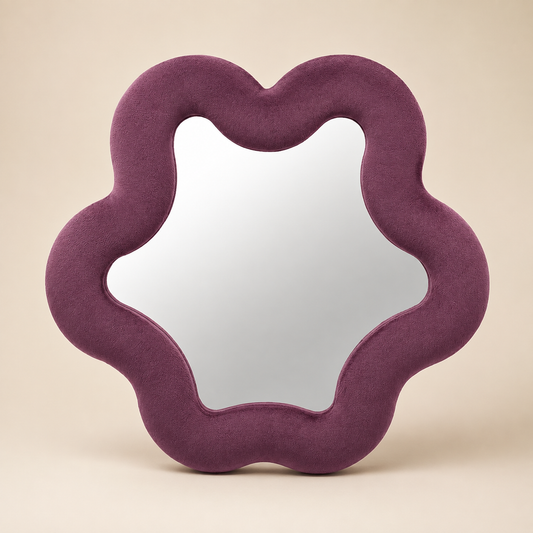 Miroir Alma prune aux contours ondulés avec cadre rembourré en velours