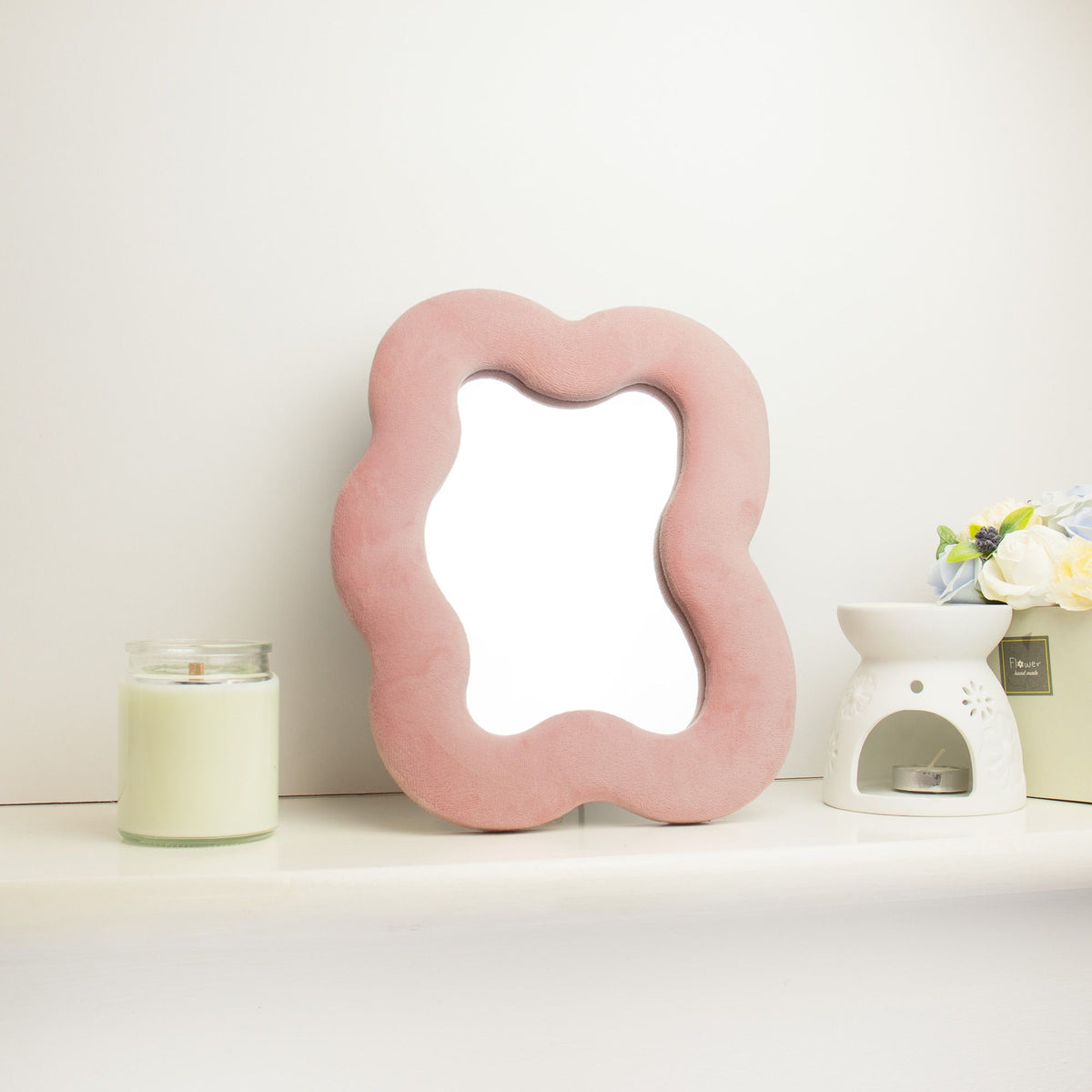 Miroir Alma Rose poudré posé sur un meuble dans une décoration claire et douce