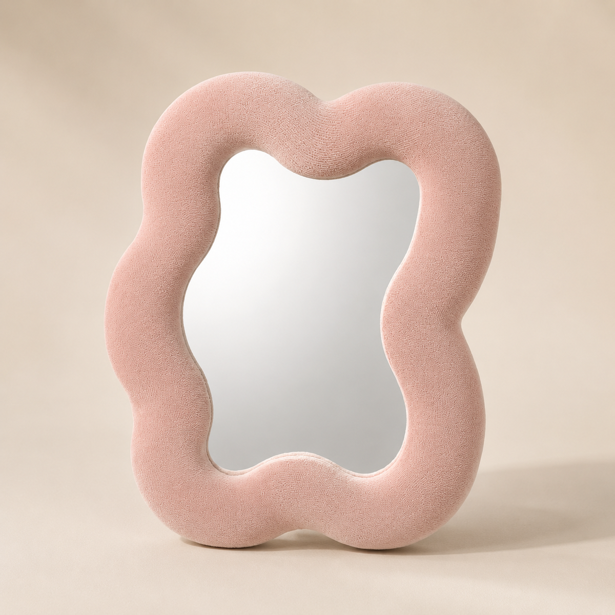 Miroir Alma Rose poudré aux contours organiques avec cadre rembourré en velours