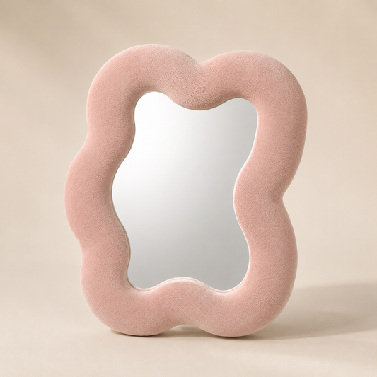 Miroir Alma Rose poudré aux contours organiques avec cadre rembourré en velours