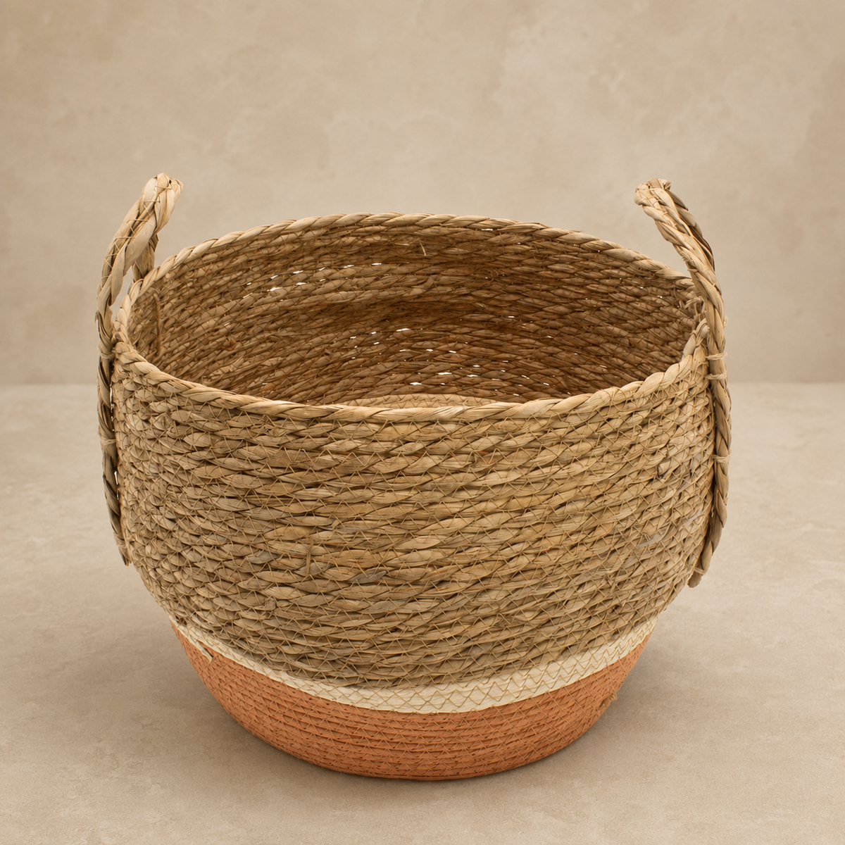 Grand panier Caléa tressé en fibres naturelles avec anses et base terracotta