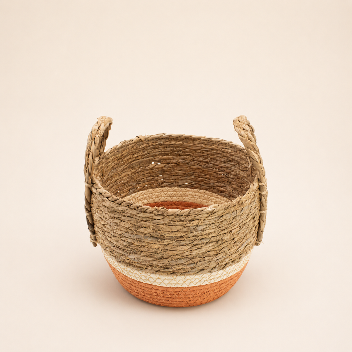 Petit panier Caléa tressé en fibres naturelles avec anses et base terracotta