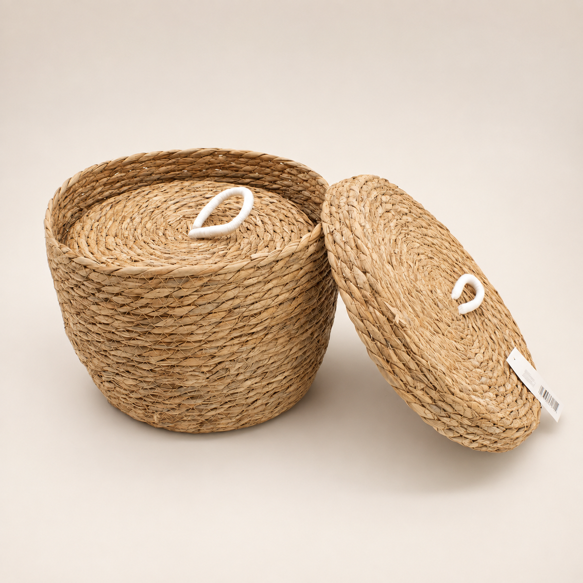 Grand panier Liora ouvert avec son couvercle, mettant en valeur son tressage en fibres naturelles.