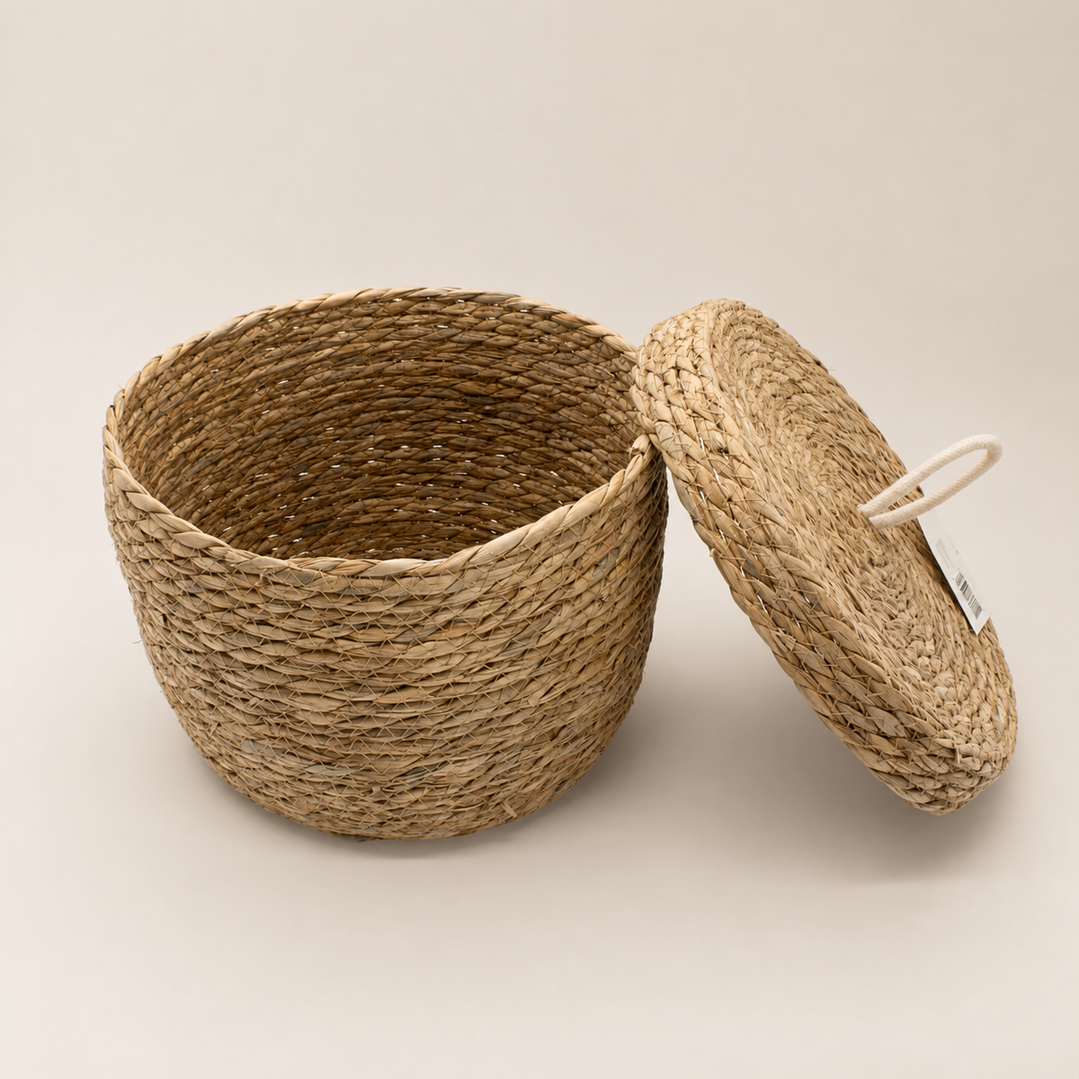 Grand panier Liora ouvert avec couvercle et poignée blanche, en fibres naturelles tressées.
