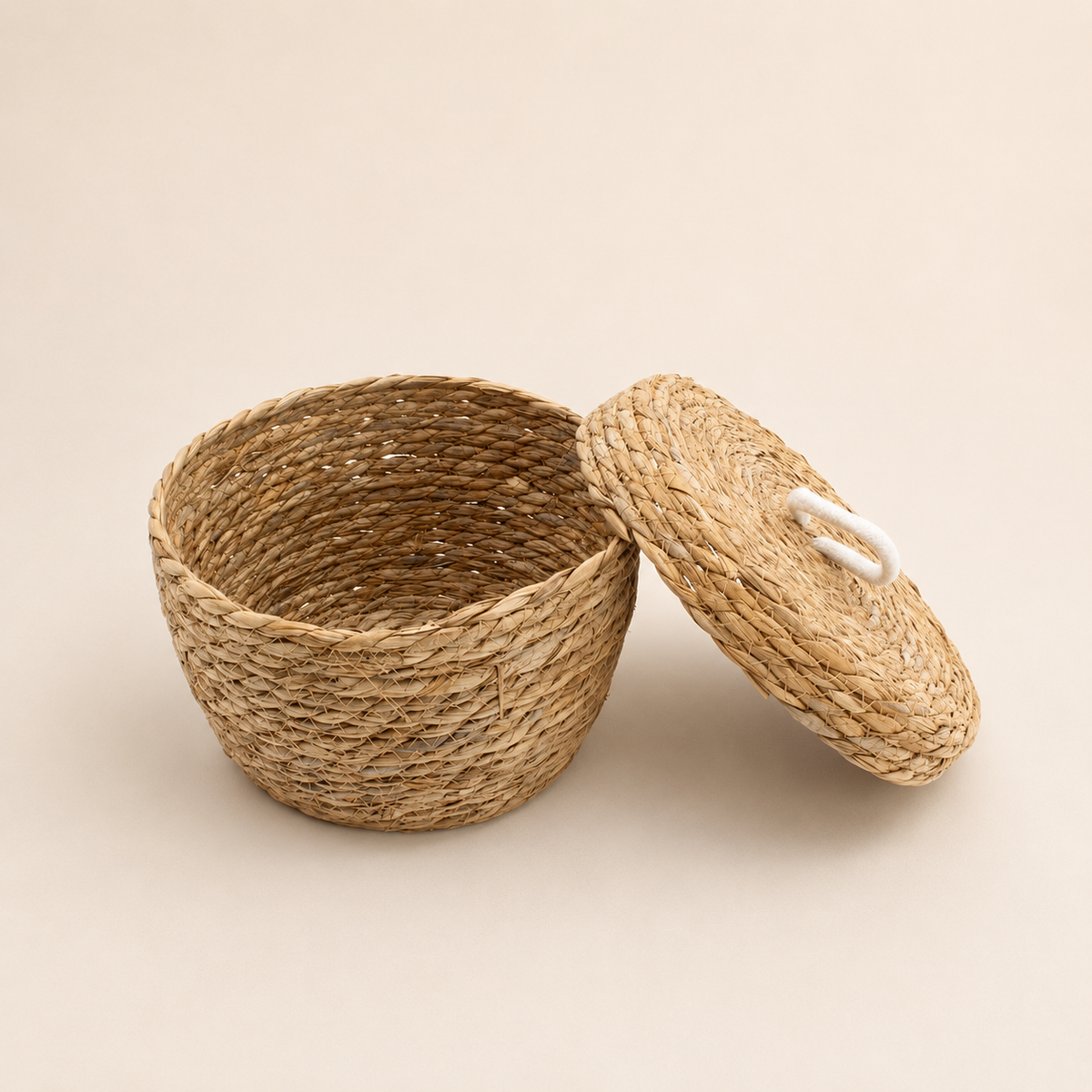 Panier Liora de taille moyenne ouvert avec son couvercle, en fibres naturelles tressées.