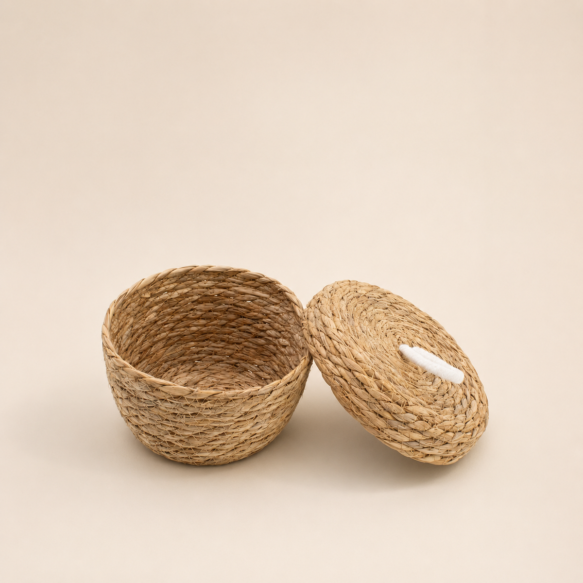 Petit panier Liora ouvert avec couvercle et poignée blanche, idéal pour les petits rangements.