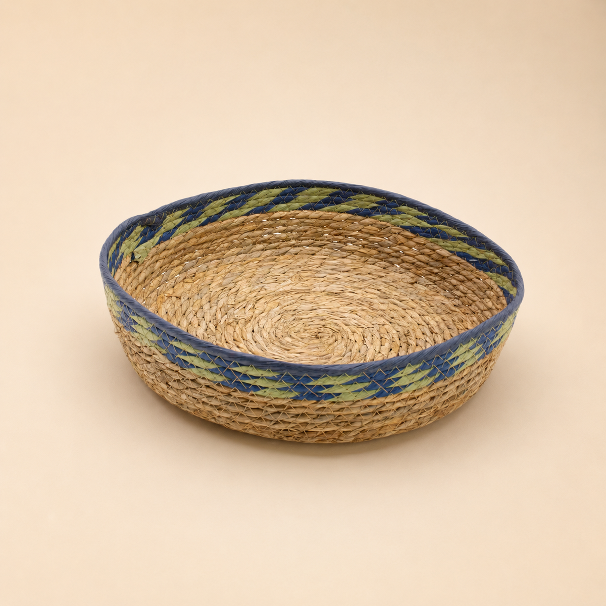 Grand panier Sélia en fibres naturelles avec bordure tressée verte et bleue.