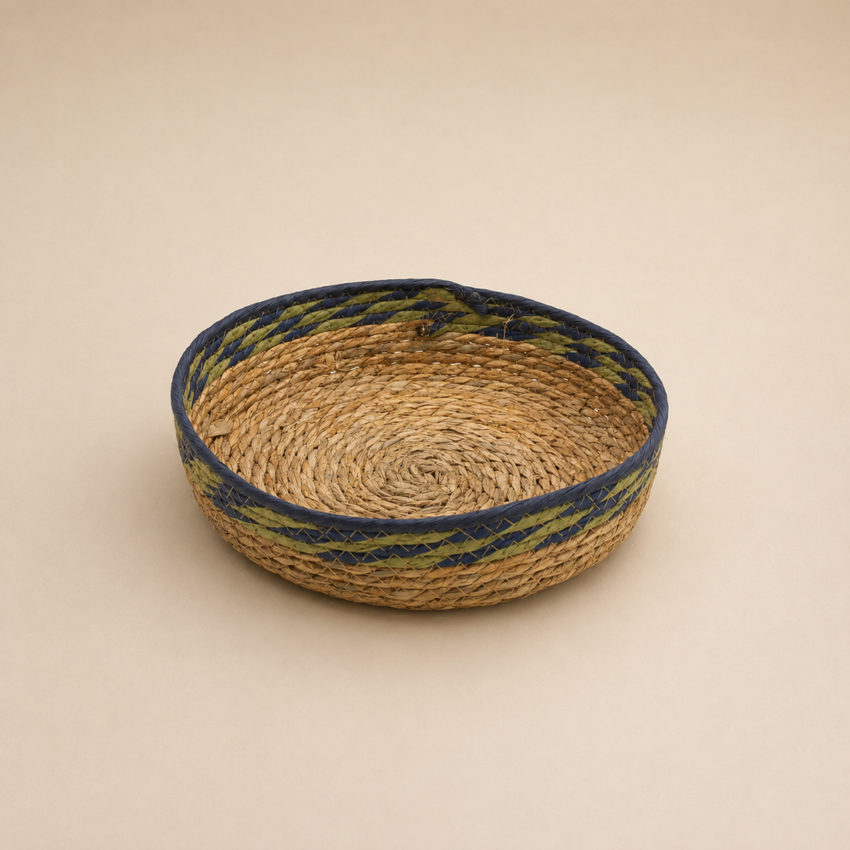 Panier Sélia de taille moyenne en fibres naturelles, décoré de détails verts et bleus.