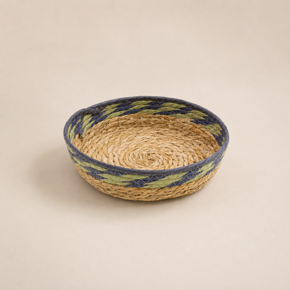 Petit panier Sélia en fibres naturelles tressées avec finition verte et bleue.