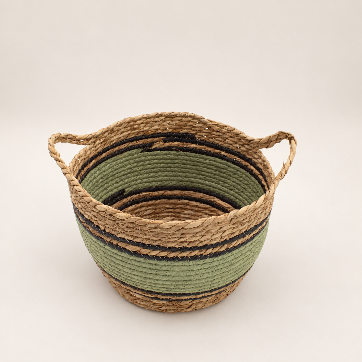 Panier Vahéa de format moyen en fibres naturelles, vert et noir, avec poignées intégrées.
