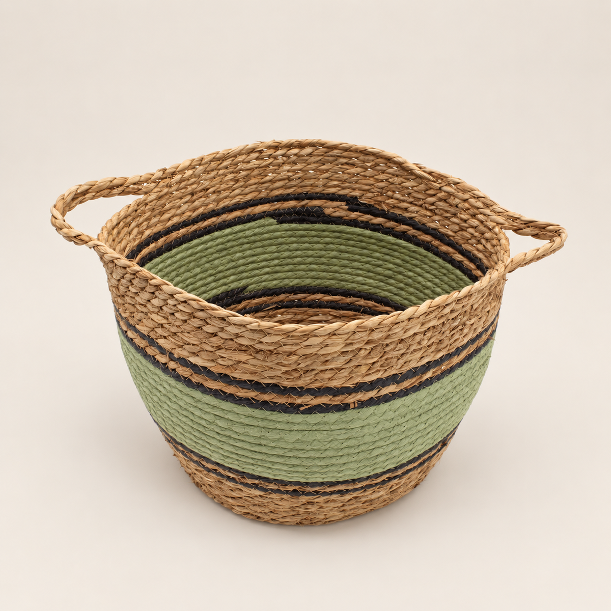 Grand panier Vahéa tressé en fibres naturelles avec bandes vertes et noires et poignées intégrées.