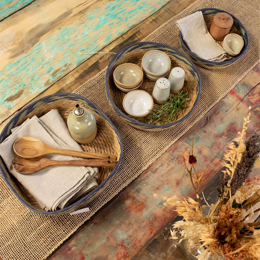 Paniers Sélia utilisés comme rangements décoratifs sur une table, dans une mise en scène naturelle et colorée.