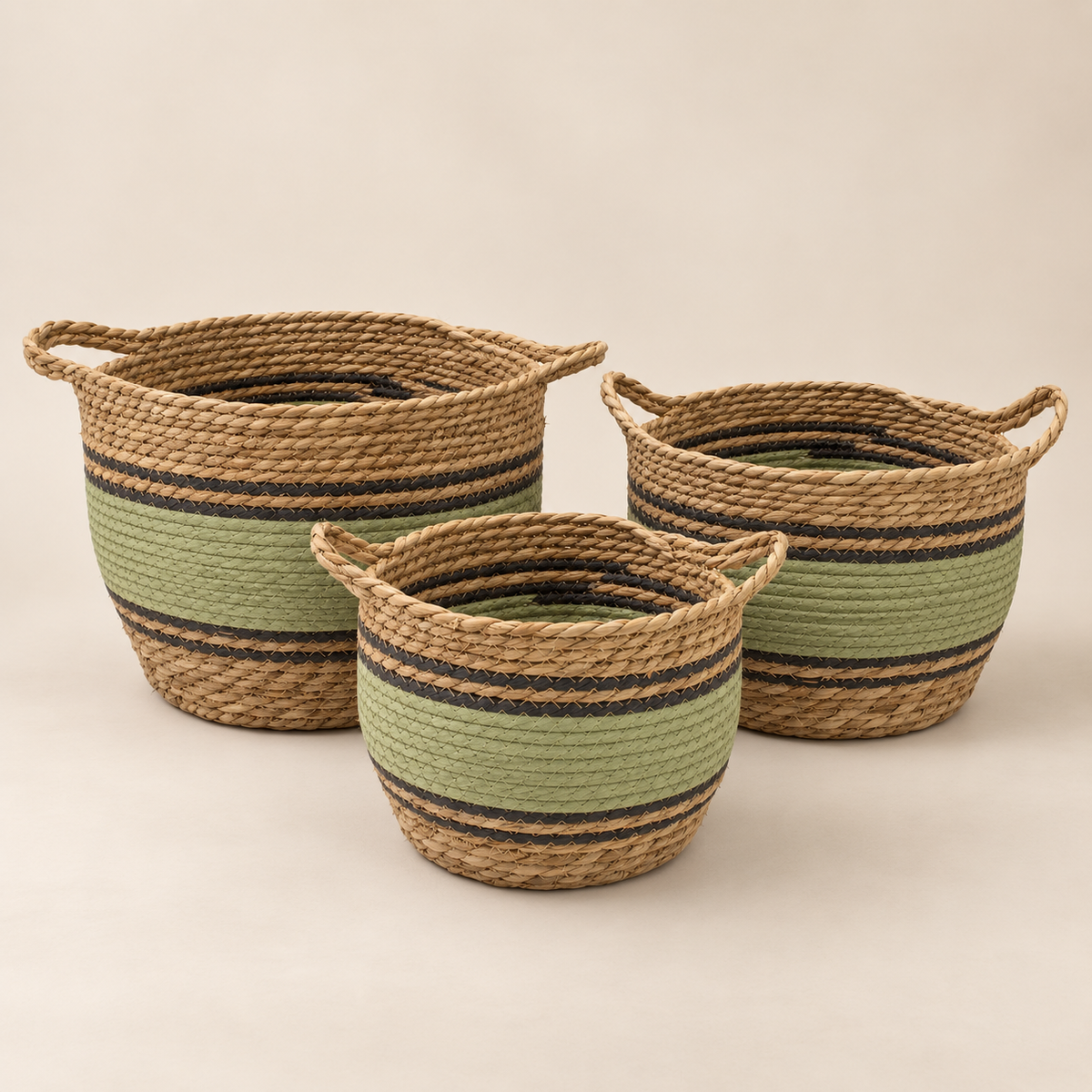 Ensemble de trois paniers tressés Vahéa en fibres naturelles, vert et noir, présentés ensemble.