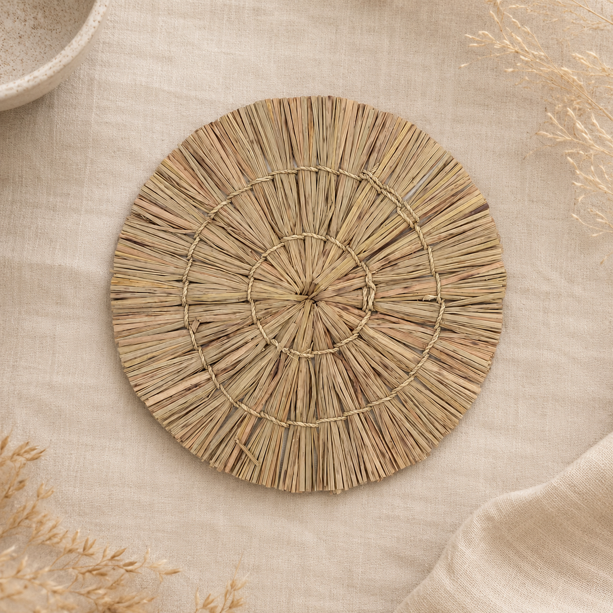 Petite décoration murale ronde Bintang en fibres naturelles diamètre 20 cm