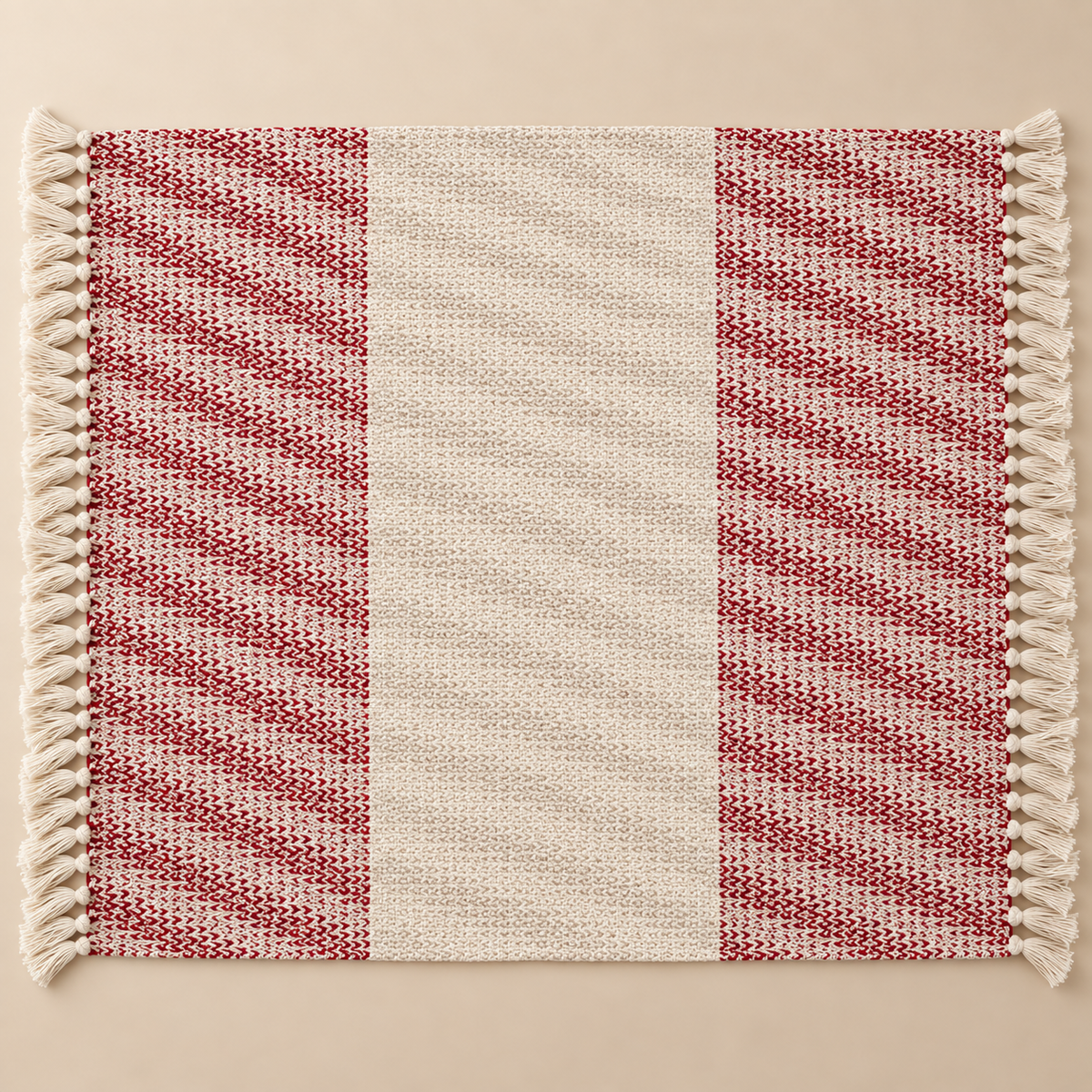 Vue à plat du tissage bicolore rubis et écru du plaid Elya avec ses finitions frangées.