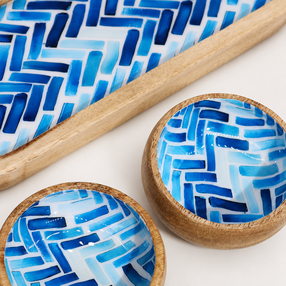 Détail du motif graphique bleu effet tressé du plateau et des coupelles Alméa