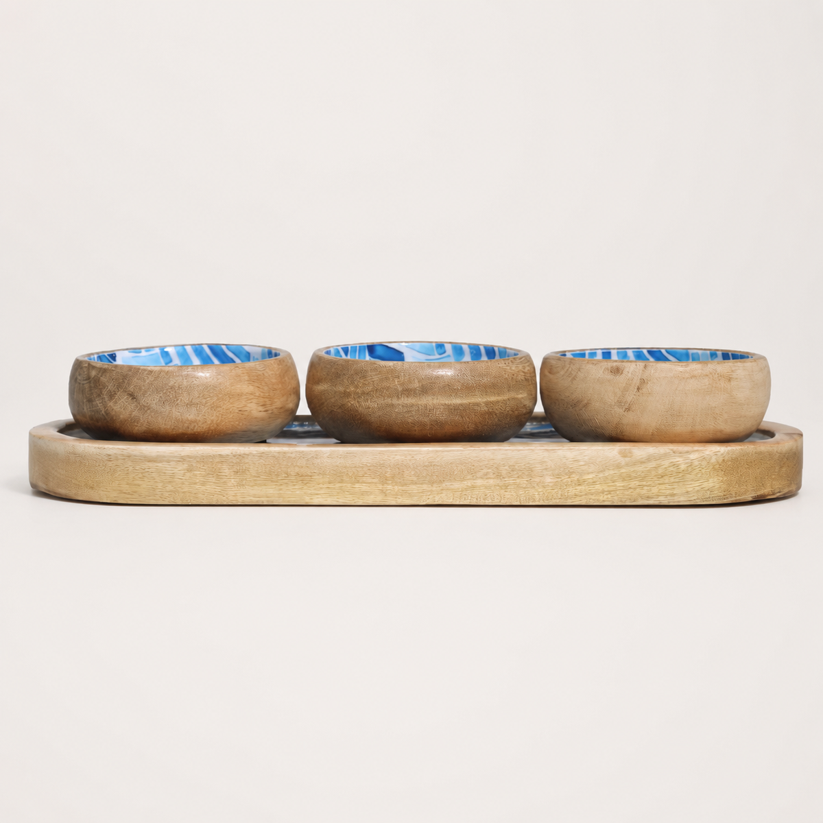 Vue de profil du plateau Alméa avec ses trois coupelles en bois de manguier aux motifs bleus