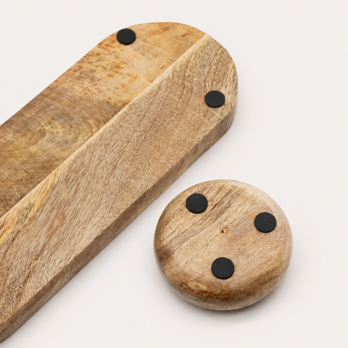 Dessous du plateau et d’une coupelle Alméa en bois de manguier naturel