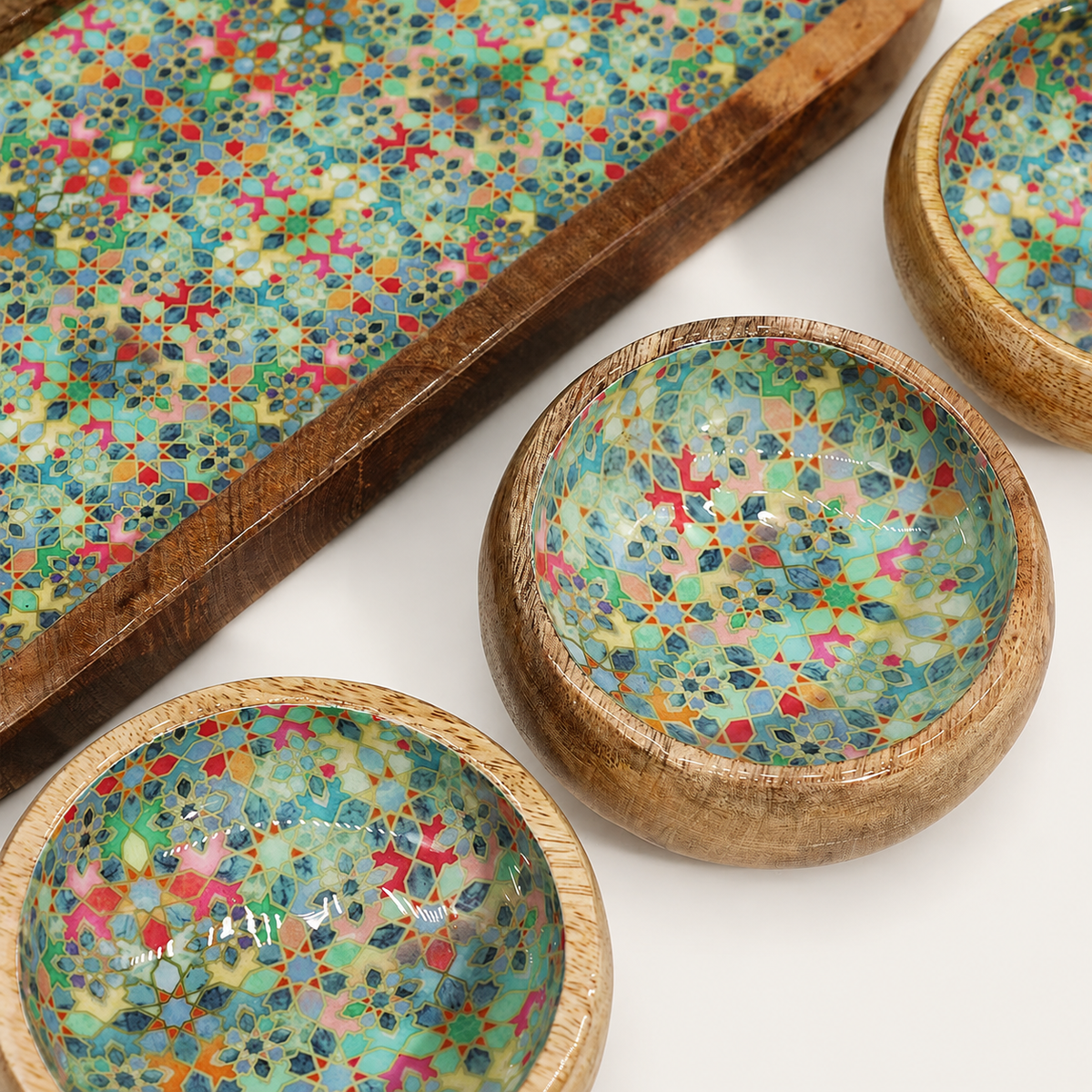 Détail des motifs turquoise et multicolores du plateau et des coupelles Alméa