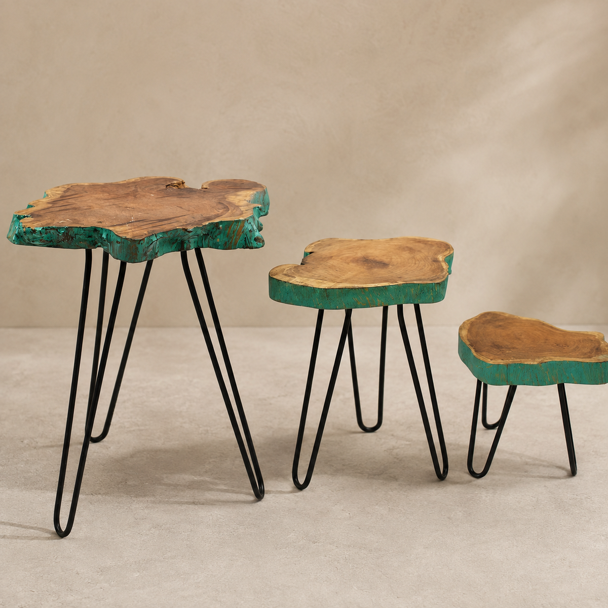 Trois porte-plantes Oréa de hauteurs différentes en bois Gamal vert patiné et métal noir